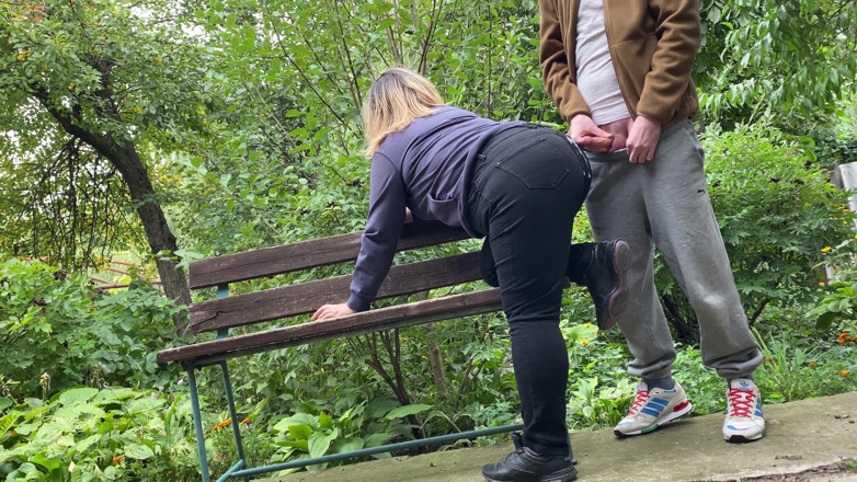 OurFetishLife: 射在公园里穿着牛仔裤的大屁股熟女
