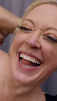 Peituda MILF Dee Williams Tenta Escancarado Anal Com Pau Grande