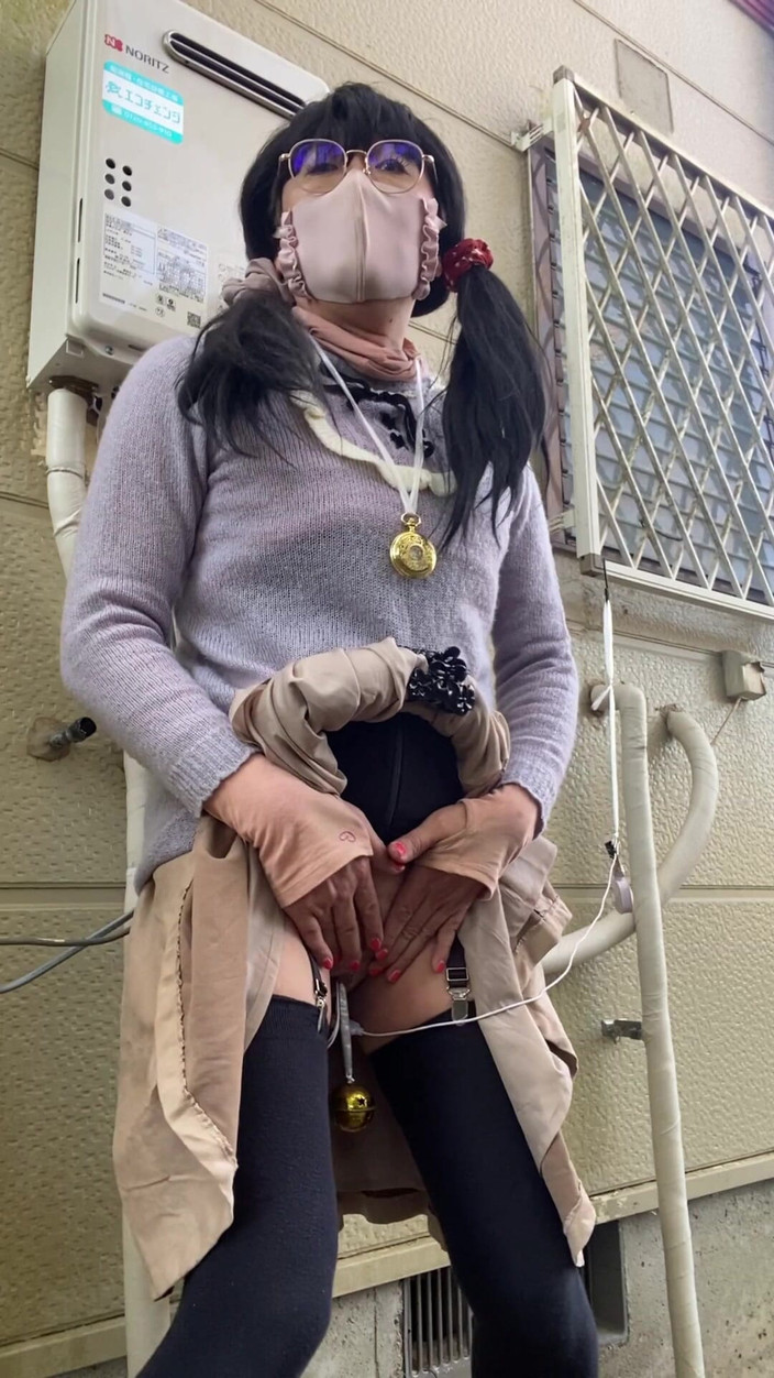 megu2002: No117 Bersembunyi di bawah bayang-bayang rumah tetangga dan masturbasi