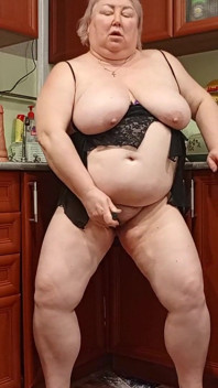 La suocera si masturba con i giocattoli del sesso in cucina