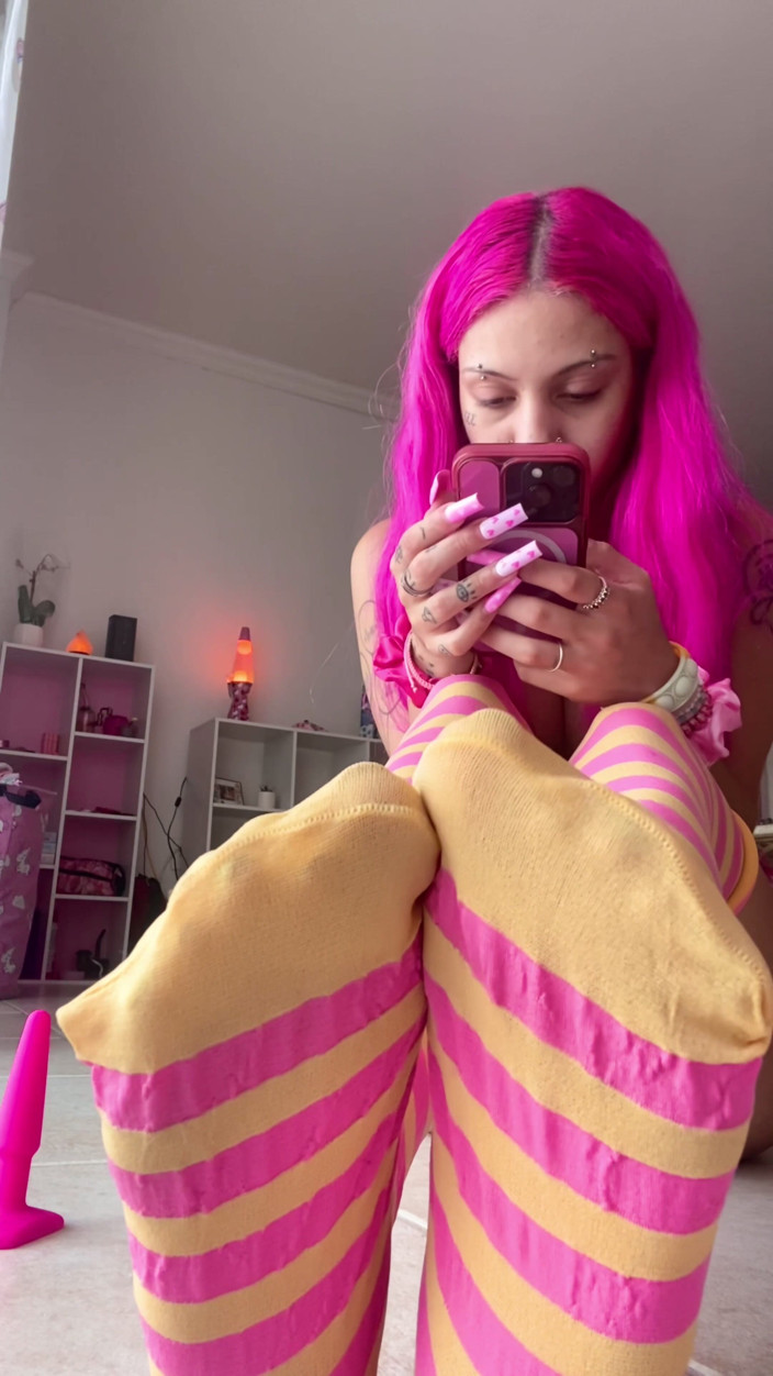 Nali Marie: Awek fetish fetish dengan kaki rakaman dekat loser, pergerakan tangan...