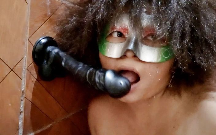 Martin13: Cilena succhia in profondità un grosso dildo, vieni a scoparmi...