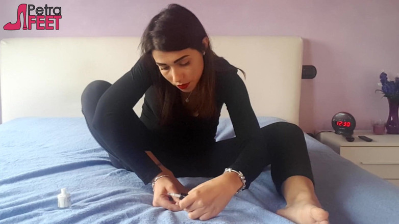 Foot Fetish HD: Sweet Petra loves to pleasure her feet