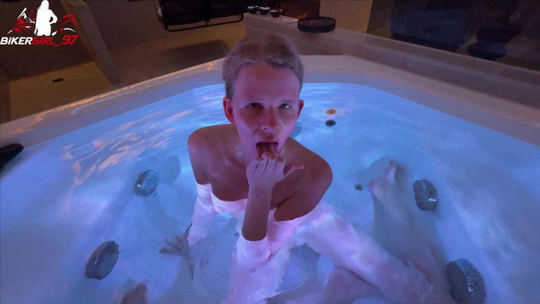 Bikergirl_97: RiskantEr Geiler pijpbeurt in spa! Lading in gezicht in Meine...