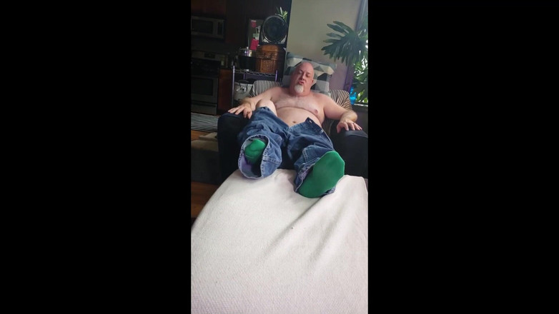 beardaddychub: Urso se masturba em meias verdes