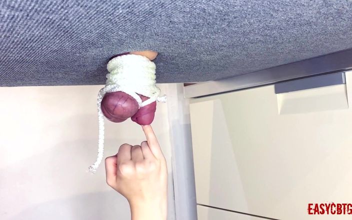 AnnyCandyPainboy: ミストレスはボールとペニスを結び、それらと遊ぶeasycbtgirl