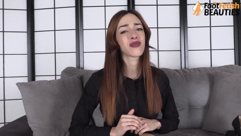 Foot Fetish HD: Une taquine espiègle exhibe ses différentes chaussures à porter sur ses...