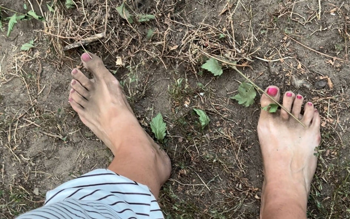 Cuteblonde666: Piedi sporchi in giardino
