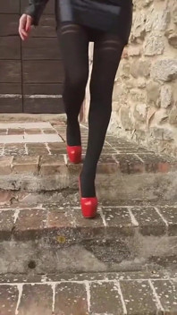 MILF anda de meia-calça e salto alto