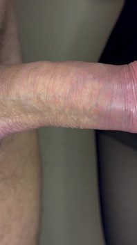 Une belle-mère se branle lentement en caressant la bite jusqu’à ce qu’il jouisse