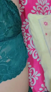 ทอมบอยเอเชียน่ารักเซ็กซี่ในชุดนอนผ้าไหมเซ็กซี่