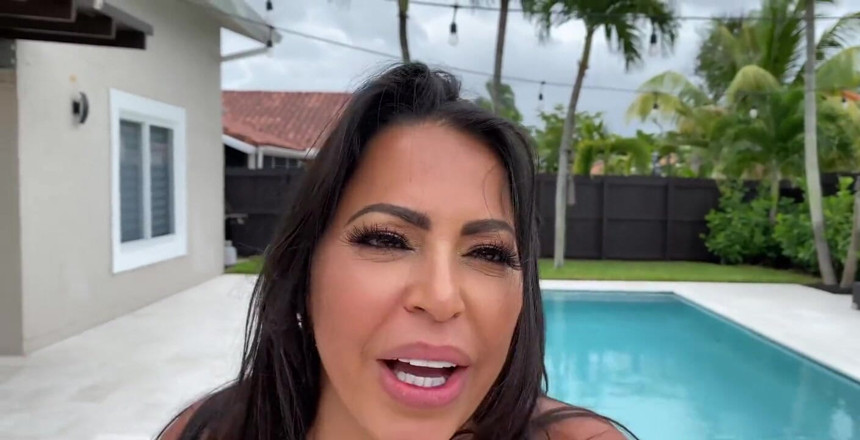 J-Mac: seksi laitina milf(chodne laayak mammi) julianna vega pool ke baahar...