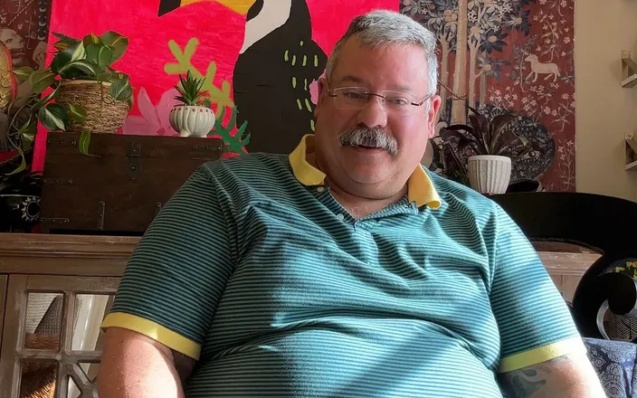 Hand-Free-Daddy-Chub: Chubby Bear Coach Yells Player Name During Pissing and Cumming