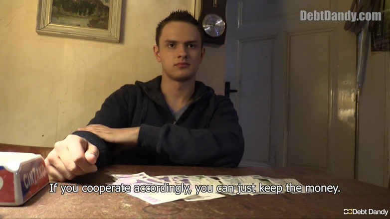 Czech Hunter: Český lovec - nadržený dluh Dandy vyleze po špinavém bytě nahoře a...