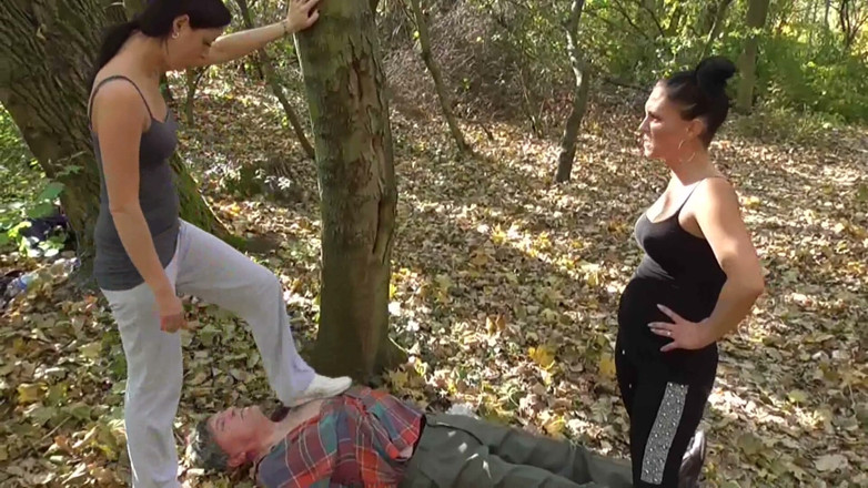 Femdom Austria: O velho tapete pisando