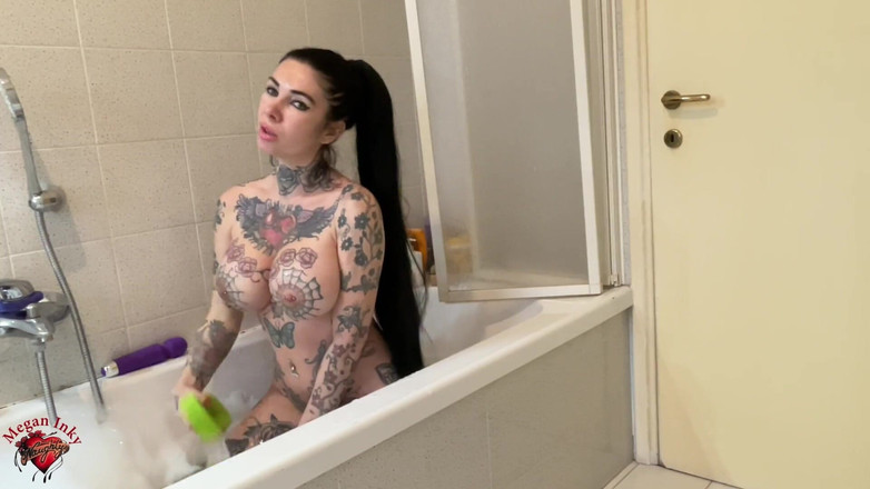 Megan Inky: La ragazza tatuata con grandi tette si spoglia nella vasca...