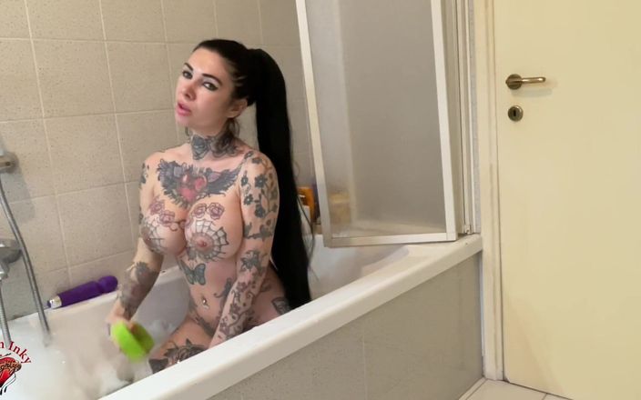 Megan Inky: 大胸部纹身女孩在浴缸里脱衣服并用假阳具自慰