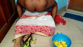 Matrigna che taglia verdura improvvisamente Saree è caduta dal suo petto ho visto grandi tette e l'ho scopata-sborra sul culo