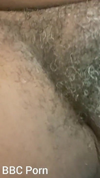 Stymulowanie mojej owłosionej cipki za pomocą moich wibratorów cumming ciężko