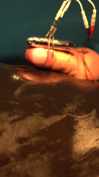 Paja en una cama de vacío con electro, juguetes combinados con garganta profunda en la mano y cargas de saliva.