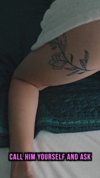 Un ami de son beau-fils baise sa nouvelle belle-mère en parlant au téléphone sur un lit partagé