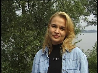 Lucky Cooch: Maravilhosa loira alemã entrevistada ao ar livre