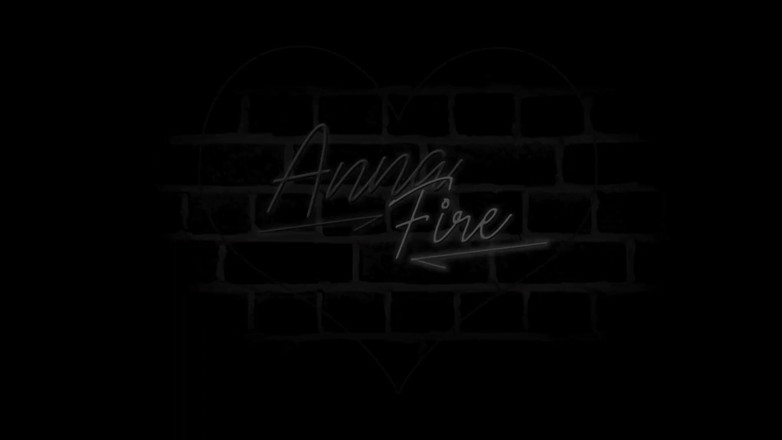 Anna Fire: Rasgou meia-calça em uma madura em um vestido de veludo