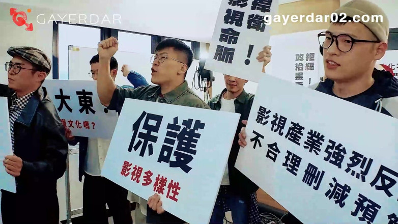 GAYERDAR: Gnews-002 Politiciens vs la fureur de PPL, bareback Act