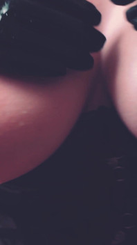 Amcık oyunu ve büyük götle azdırma. Pvc parlak giysiler ve çoraplı ateşli orta yaşlı seksi kadın Arya Grander