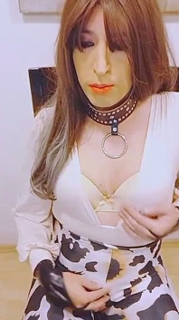 Crossdresser care fantasmează la bărbați în timp ce se atinge