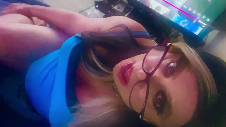 Krissy Sweets: Krissy Sweets se caresse la bite