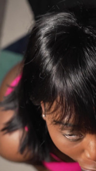 Negra gata tem buceta cremosa super molhada