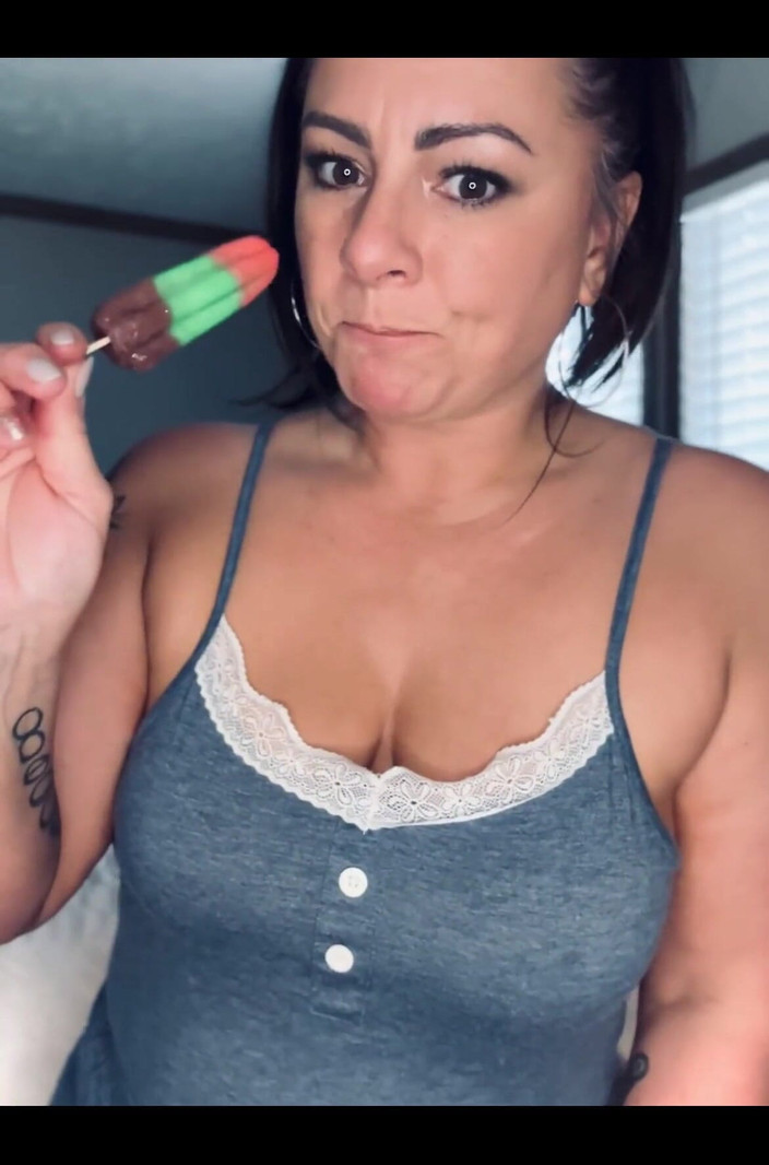 Gia Farina: MILF Sucks and Licks Popsicle