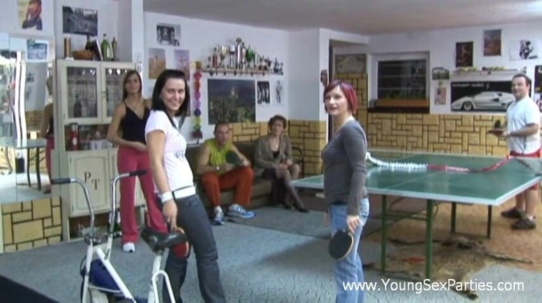 Young Sex Parties: Festa na academia com um trio
