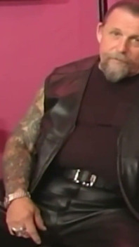 Un armăsar matur tatuat revendică o mamă sexy mascată în robie