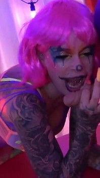Jessie Rae se encuentra con los payasos enloquecidos de polla púrpura y rosa