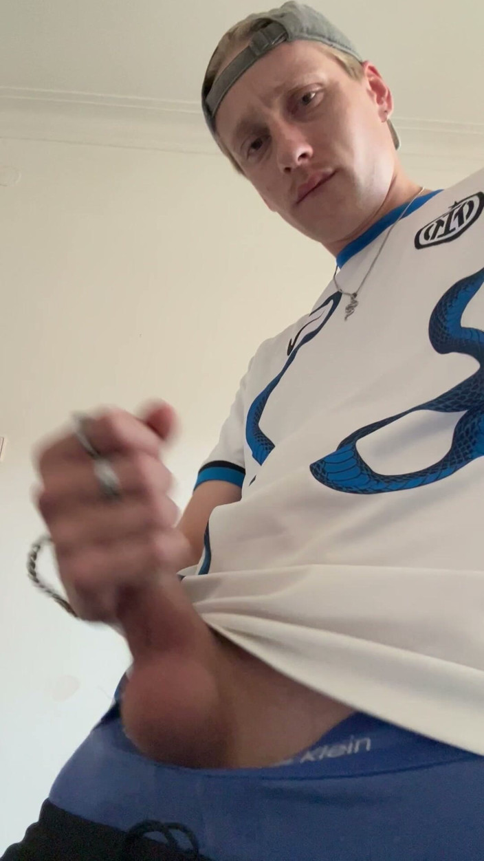 Axton Drake: จะเกิดอะไรขึ้นเมื่อฉันเริ่มสัมผัสควยนูนของฉัน