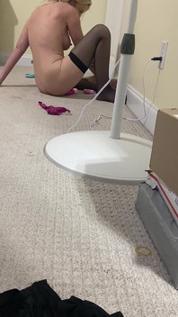 Un travesti regarde sa copine MILF discuter en vidéo avec un mec et utiliser un vibromasseur pour faire jouir sa chatte