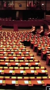Pig Italia sta registrando la trasmissione online mentre le viene offerta una coppia dal vivo che scopa