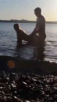 Sexo romántico en una playa pública