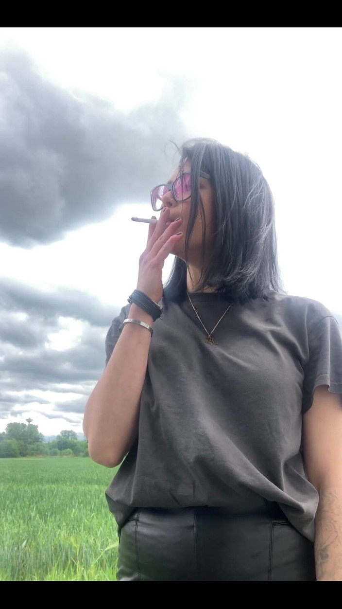 Shione Cooper: Kouření před natáčením v mé dodávce venku 