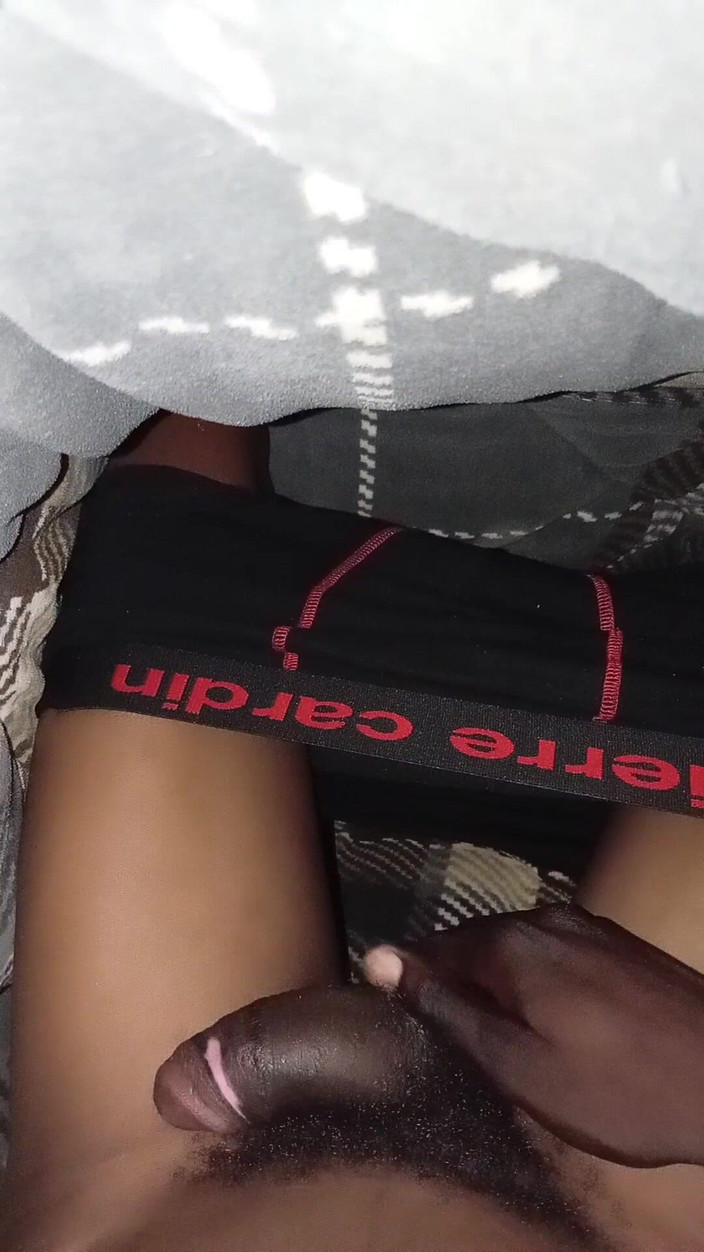 Black Bongs: Seksi yatak odasında tek başına büyük zenci yarağıyla mastürbasyon yapıyor