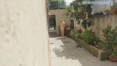 Guardone la vicina nuda in corridoio e la guardano dalla strada
