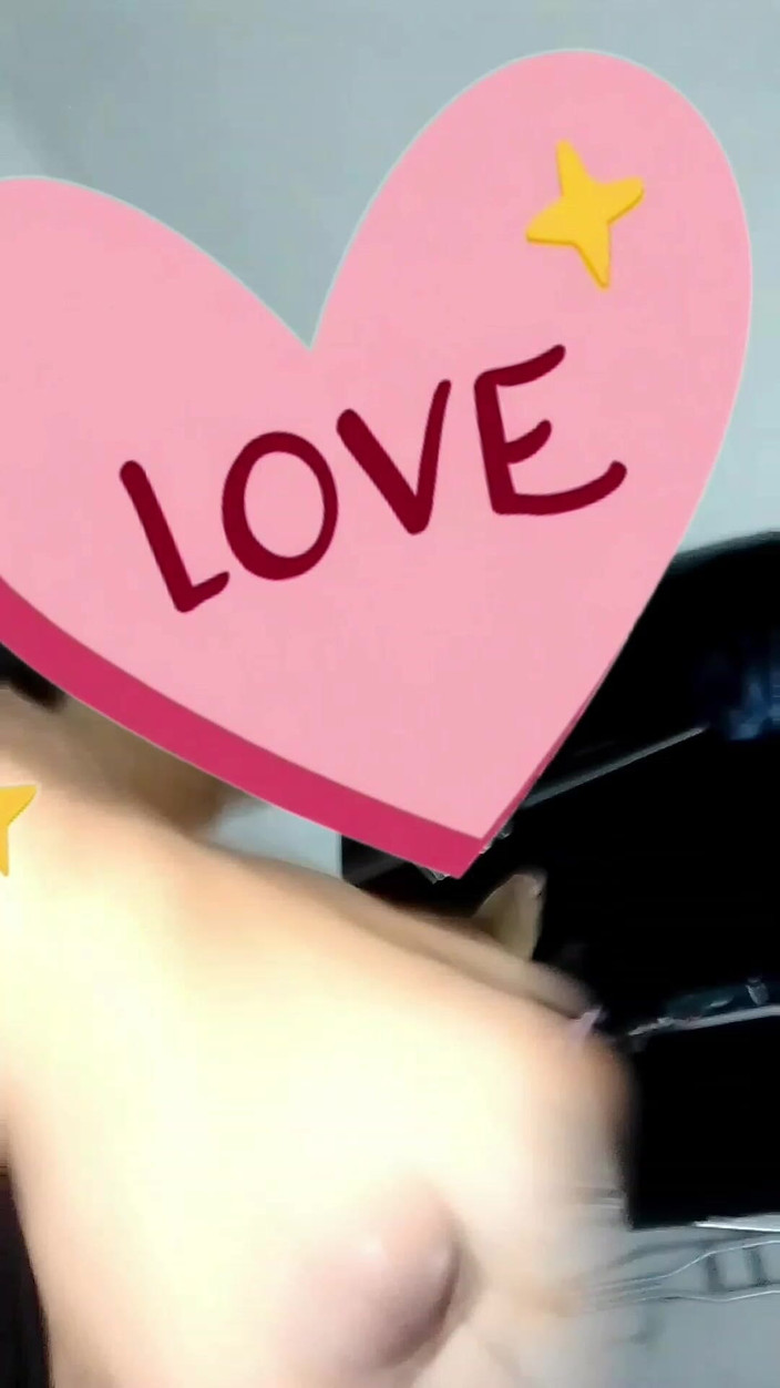 DamiPe: Dia mengeluarkan penisku dan aku masturbasi