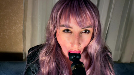 Edita Fantasy: Pepek ghairah rocker yang hebat menjaga penggetar dengan palam punggung...