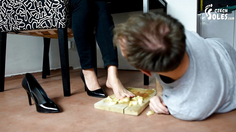Czech Soles - foot fetish content: Umilire cu picioarele unui tip, venerarea pantofilor și hrănirea picioarelor