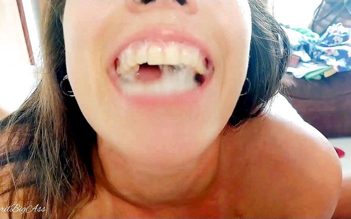 April Bigass: Dùng miệng đút sâu vào cổ họng