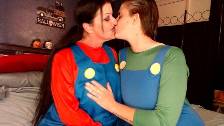 Abby Anna: Lesbisk kyssar Halloween Cosplay