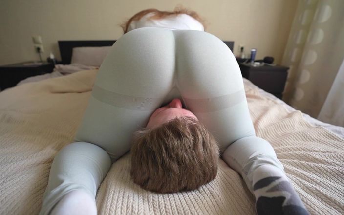 Booty_assx: Culo grosso seduta in pantaloni yoga grigi