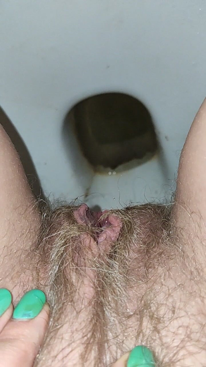 Risky Hairy Couple: Duży ładunek siusiu z owłosionej cipki